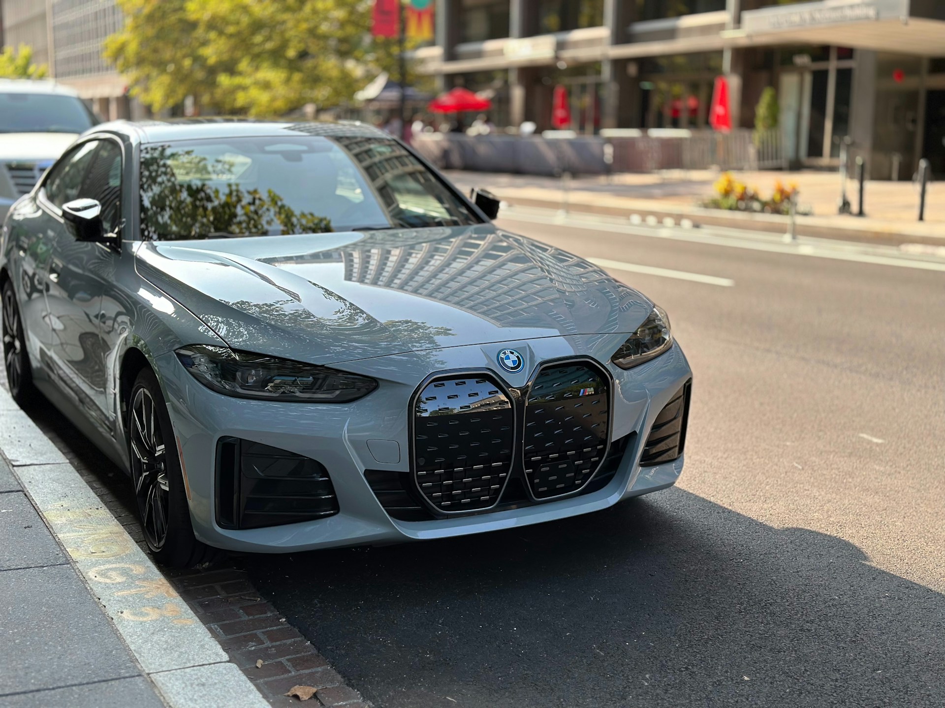 Tesla Model 3 vs BMW i4 – Which Electric Sedan Delivers More Value? blg